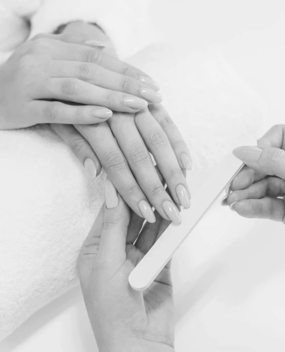 Demonstratie van een nude manicure met nagelvijlen.
